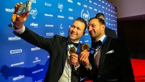 Martin Smolinski robi sobie selfie z Bartoszem Zmarzlikiem. Gala FIM Awards 2024.