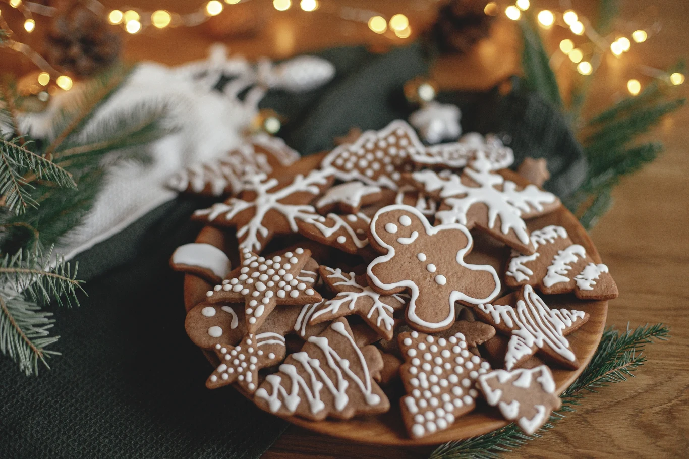 Pierniki oblane lukrem stanowią wspaniałą dekorację świątecznego stołu. Pierniki oblane lukrem stanowią wspaniałą dekorację świątecznego stołu.