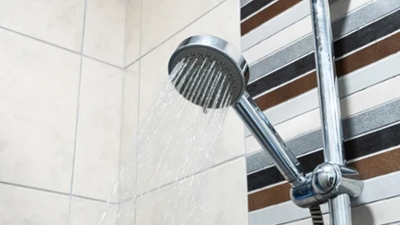 Jak szybko i skutecznie odkamienić słuchawkę prysznicową?