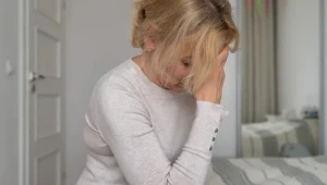 Kiedy zaczyna się menopauza, a kiedy się kończy? Jak się to objawia? Wyjaśniamy