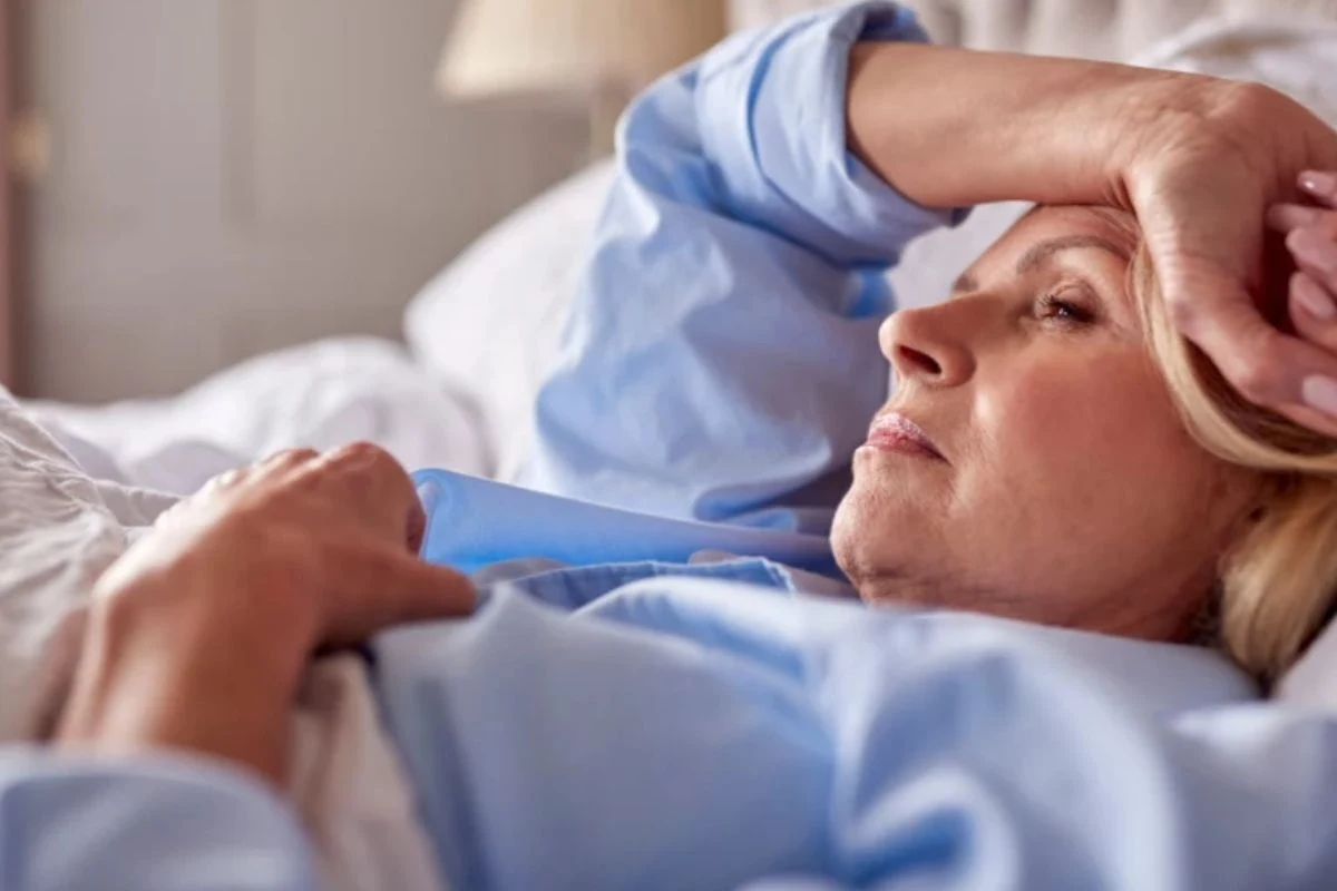 Z menopauzą najbardziej kojarzone są uderzenia gorąca. Ale objawów z nią związanych jest o wiele więcej