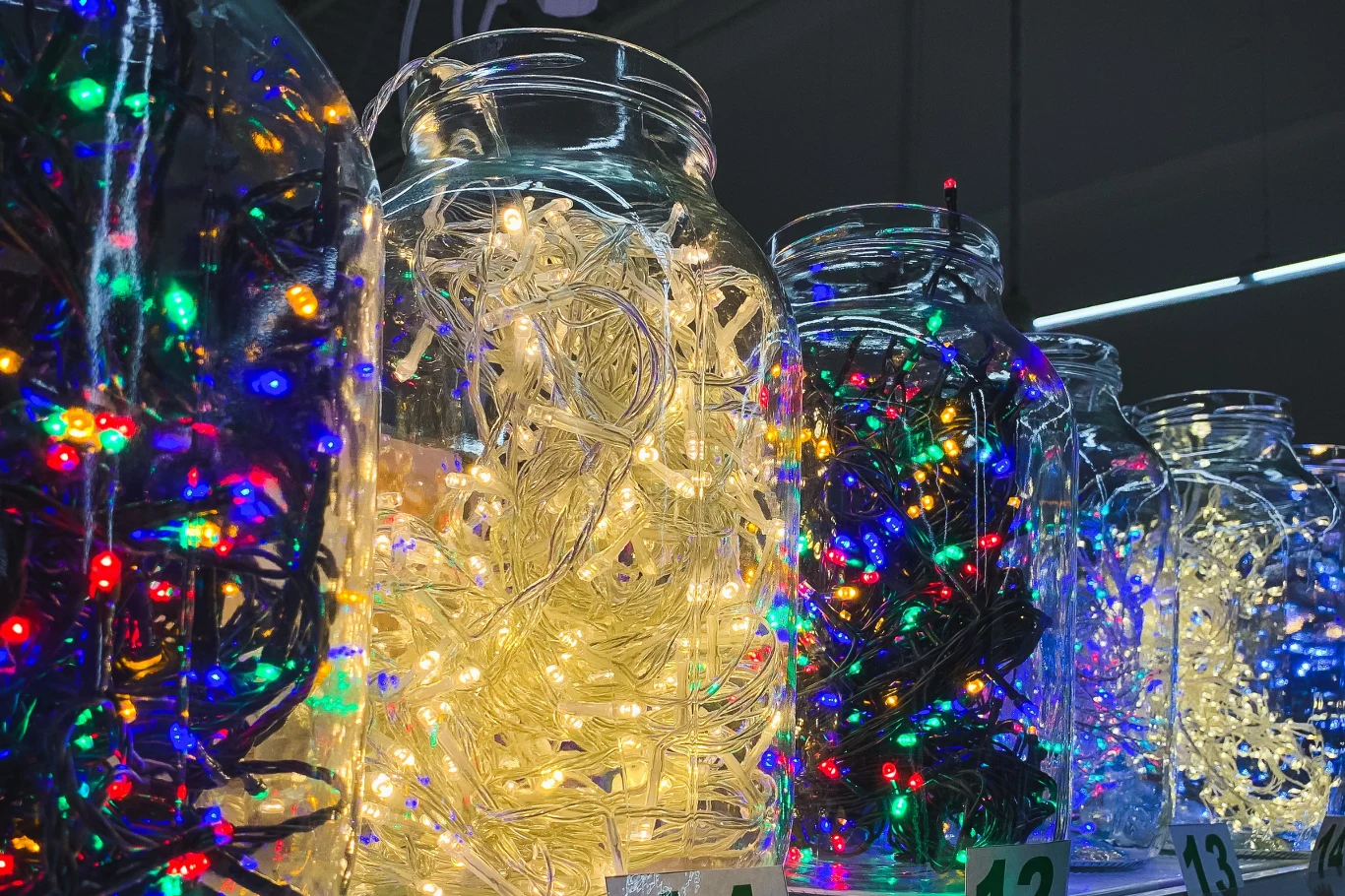 Gdzie wyrzucać zepsute lampki choinkowe? Niestety większość Polaków robi to źle.