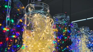 Gdzie wyrzucasz zepsute lampki choinkowe? Jeśli do tego kosza, popełniasz kosztowny błąd