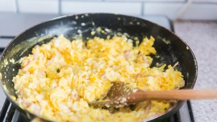 Z czym podawać jajecznicę? Dzięki tym dodatkom będzie jeszcze zdrowsza