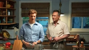 Patrick Gibson i Christian Slater w serialu "Grzech pierworodny"