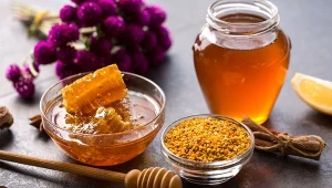 Pyłek pszczeli nie jest tak znanym produktem jak miód, ale jak najbardziej warto po niego sięgać