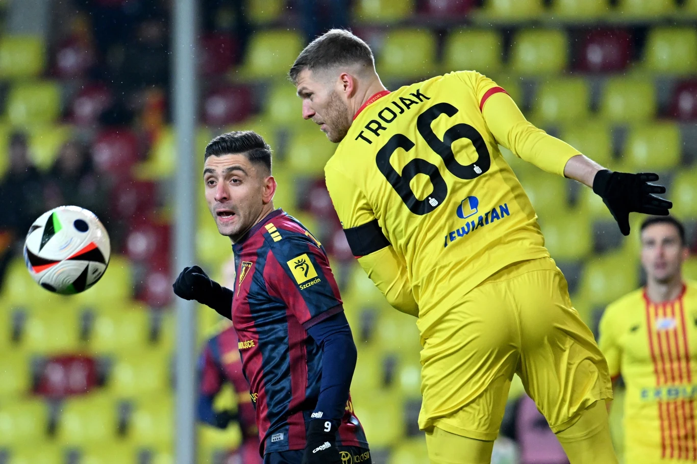 Najlepszy snajper szczecinian Efthymis Koulouris (z lewej) kontra Miłosz Trojak Najlepszy snajper szczecinian Efthymis Koulouris (z lewej) kontra Miłosz Trojak