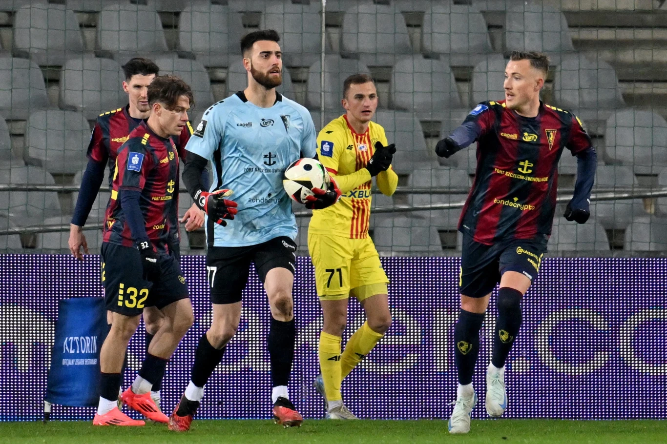 Futbolówka w rękach Valentina Cojocaru. Piłkarze Korony nie znaleźli na niego sposobu Futbolówka w rękach Valentina Cojocaru. Piłkarze Korony nie znaleźli na niego sposobu