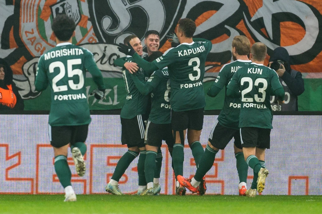 Steve Kapuadi (z numerem 3) wraz z kolegami z Legii Warszawa