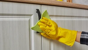 Tak usuniesz tłusty osad z szafek kuchennych. Będą lśnić bez czasochłonnego szorowania