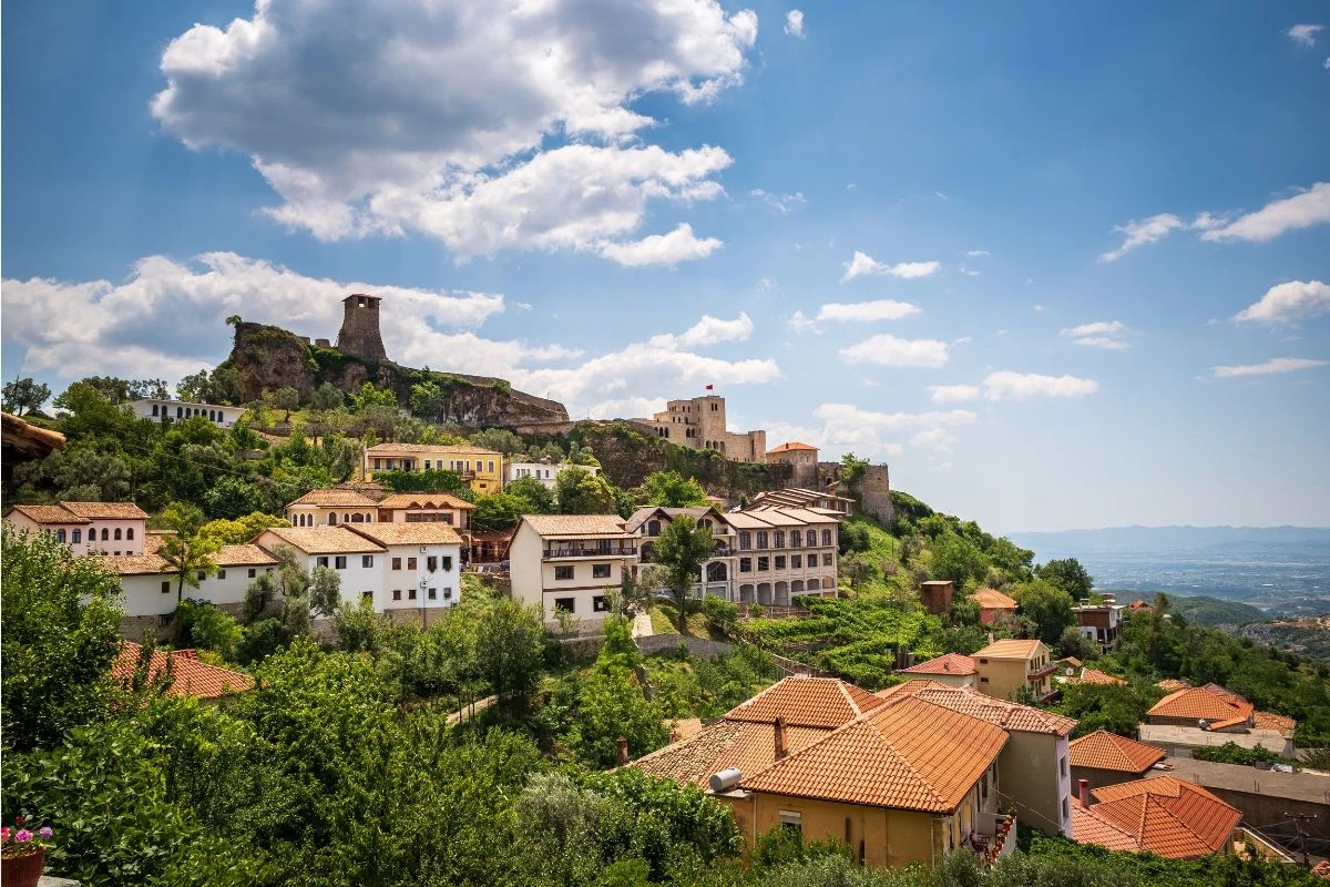 Albania porównywalna jest do Grecji, jednak z pewnością dużą różnicą jest fakt, że jest tam o wiele taniej