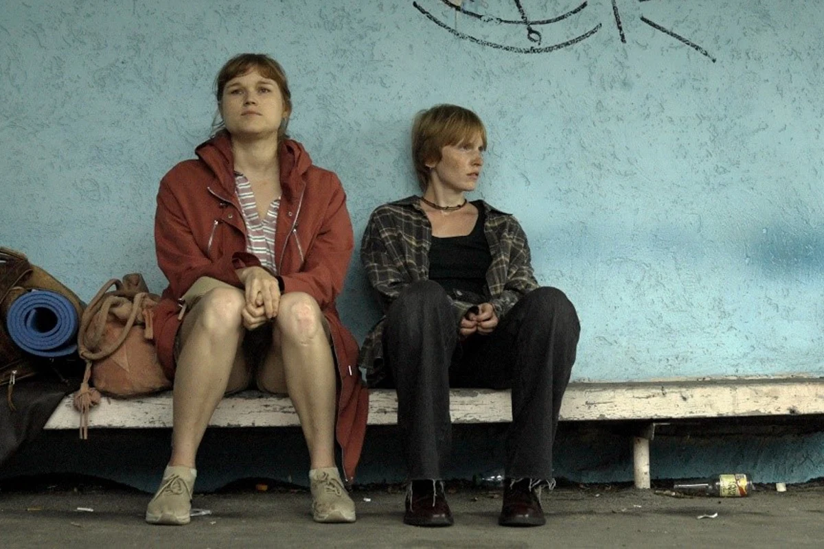 Karolina Rzepa i Diana Zamojska w scenie z filmu "Dwie siostry" Karolina Rzepa i Diana Zamojska w scenie z filmu "Dwie siostry"