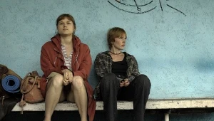 Karolina Rzepa i Diana Zamojska w scenie z filmu "Dwie siostry"