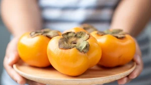 Kaki to jeden z najbardziej wartościowych owoców zimy. Słodki, soczysty i pełen związków, które wspierają odporność i trawienie