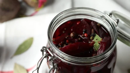 Przygotowany w ten sposób na pewno nie spleśnieje. Poznaj sprawdzone metody na pyszny zakwas buraczany