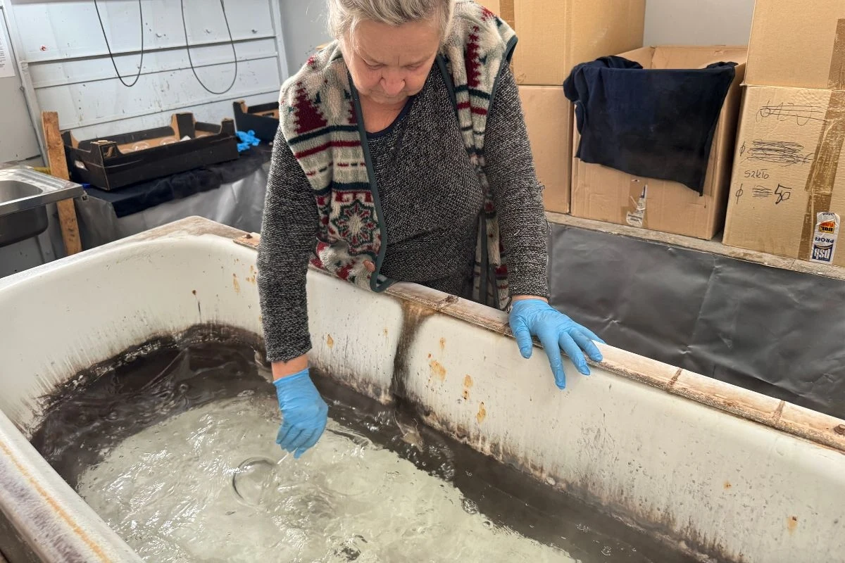 Dmuchaczki, formówki i srebrzalnia - tak powstają bombki