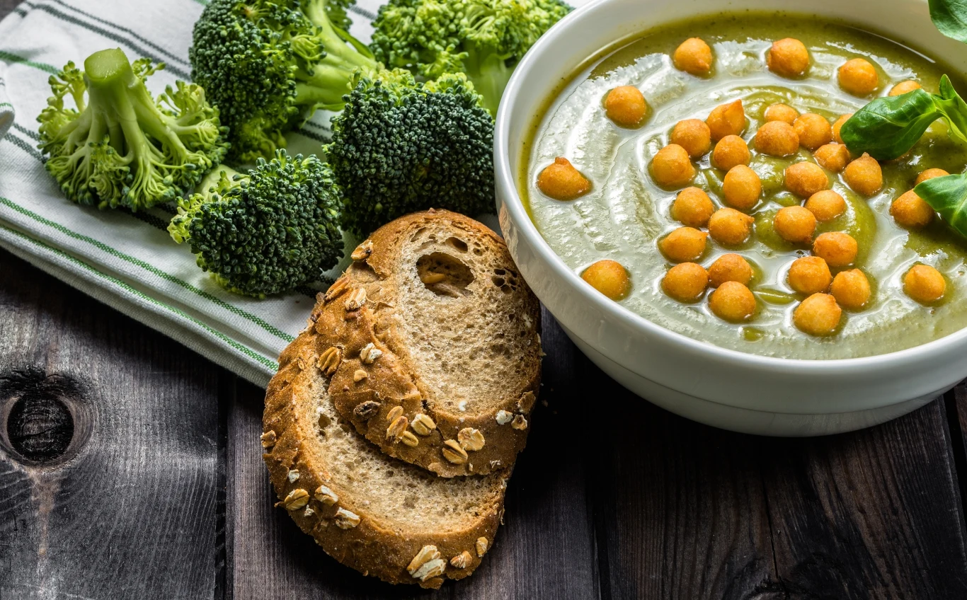 Wiele osób zmagających się z chorobami tarczycy niepotrzebnie eliminuje z diety warzywa kapustne, laktozę czy gluten