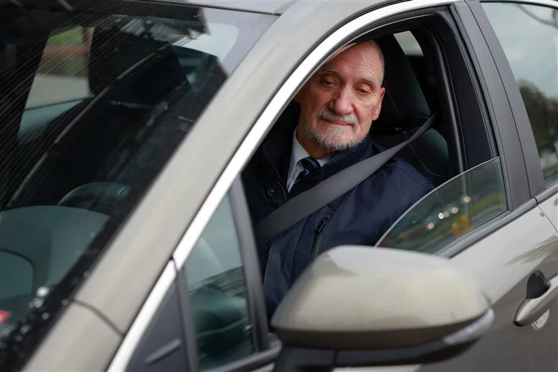 Antoni Macierewicz brał udział w przepychankach podczas miesięczny smoleńskiej