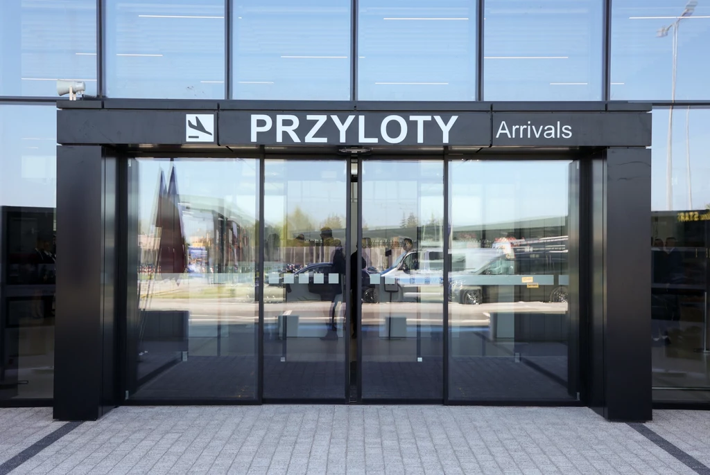 Wejście do hali przylotów lotniska w Radomiu