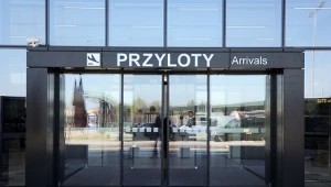 Wejście do hali przylotów lotniska w Radomiu