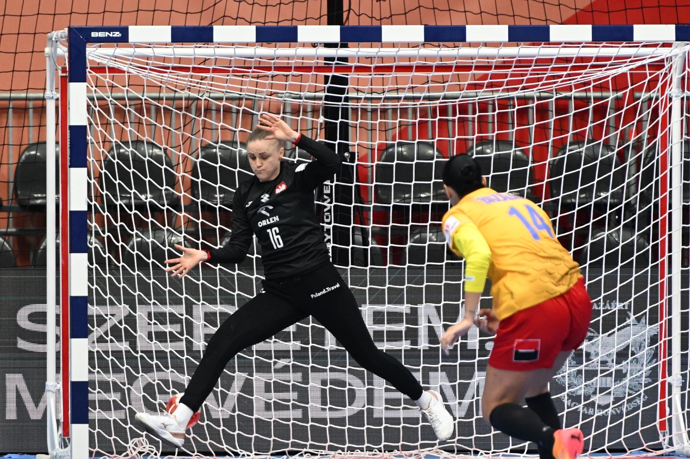 Adrianna Płaczek. Polska bramkarka dostała prezent na 29. urodziny. A koleżanki po meczu odśpiewały na środku "Sto lat"