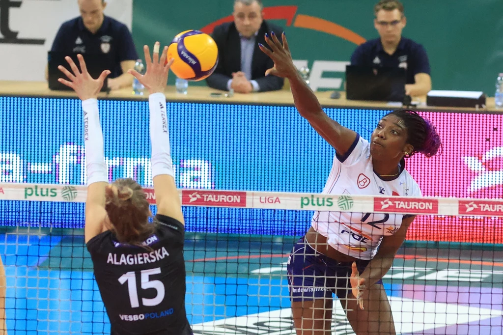 Atakuje Terry Enweonwu z PGE Grot Budowlanych Łódź Atakuje Terry Enweonwu z PGE Grot Budowlanych Łódź