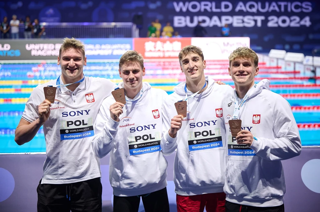 Kacper Stokowski, Jakub Majerski, Kamil Sieradzki i Ksawery Masiuk z medalem mistrzostw świata w pływaniu Kacper Stokowski, Jakub Majerski, Kamil Sieradzki i Ksawery Masiuk z medalem mistrzostw świata w pływaniu