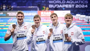 Kacper Stokowski, Jakub Majerski, Kamil Sieradzki i Ksawery Masiuk z medalem mistrzostw świata w pływaniu