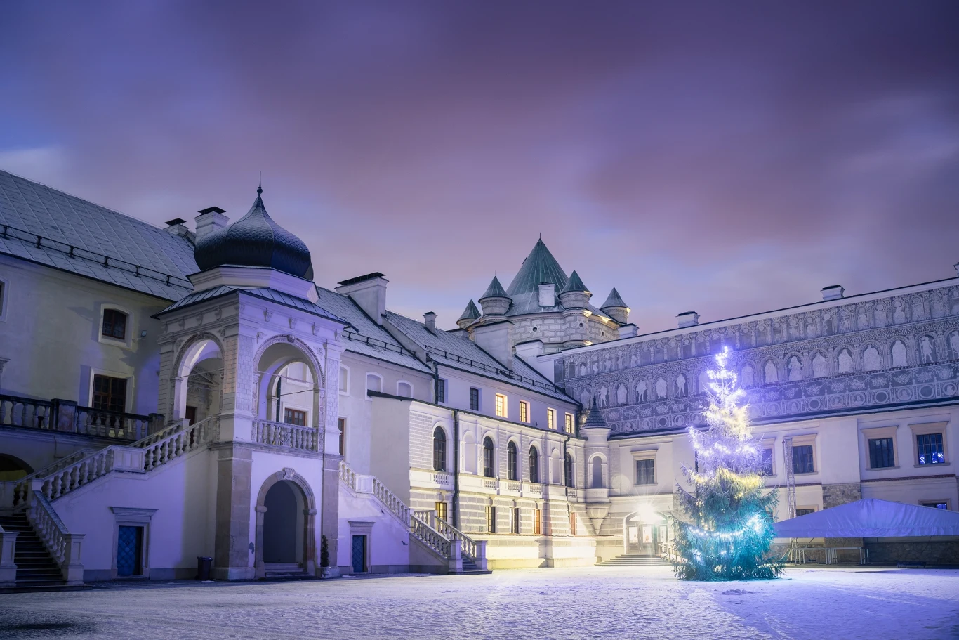 Gdzie jechać na wycieczkę w grudniowy weekend? Zamek w Krasiczynie to doskonały cel, który łączy zwiedzanie z aktywnością na świeżym powietrzu. A sceneria? Zachwyca.