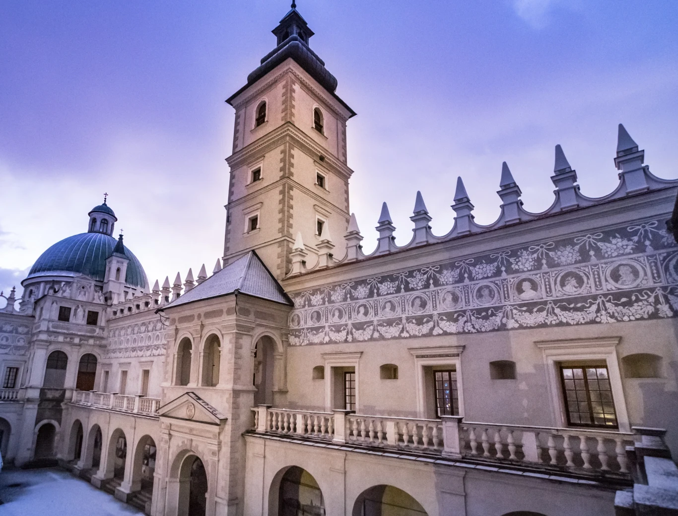 Zamek w Krasiczynie to architektoniczna perła Podkarpacia. W zimowej scenerii zamienia się w miejsce niczym z bajki. 