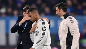 Kylian Mbappe opuszczający boisko z kontuzją