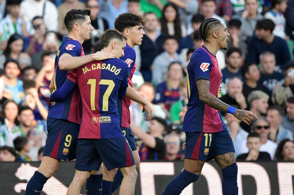 Robert Lewandowski cieszy się po golu wraz z kolegami z klubu FC Barcelona Robert Lewandowski cieszy się po golu wraz z kolegami z klubu FC Barcelona