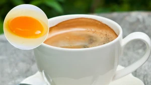 Kawa z tym dodatkiem jest puszysta jak chmurka. Stawia na nogi i "wypala" boczki