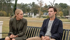 Toni Collette i Nicholas Hoult w scenie z filmu "Przysięgły nr 2"