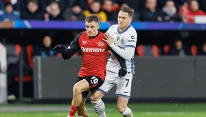 Piotr Zieliński (z prawej) w pojedynku z Florianem Wirtzem