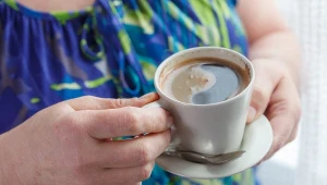 Jak kawa wypita wieczorem wpływa na jakość snu? Jaki powinien być odstęp między wypiciem filiżanki kawy a zaśnięciem? Wyjaśniamy