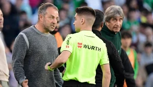 Hansi Flick w rozmowie z arbitrem po tym, jak otrzymał czerwoną kartkę