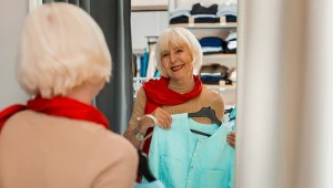 Te kolory powinny być zakazane dla kobiet po 50-tce. Postarzają przynajmniej o dekadę 