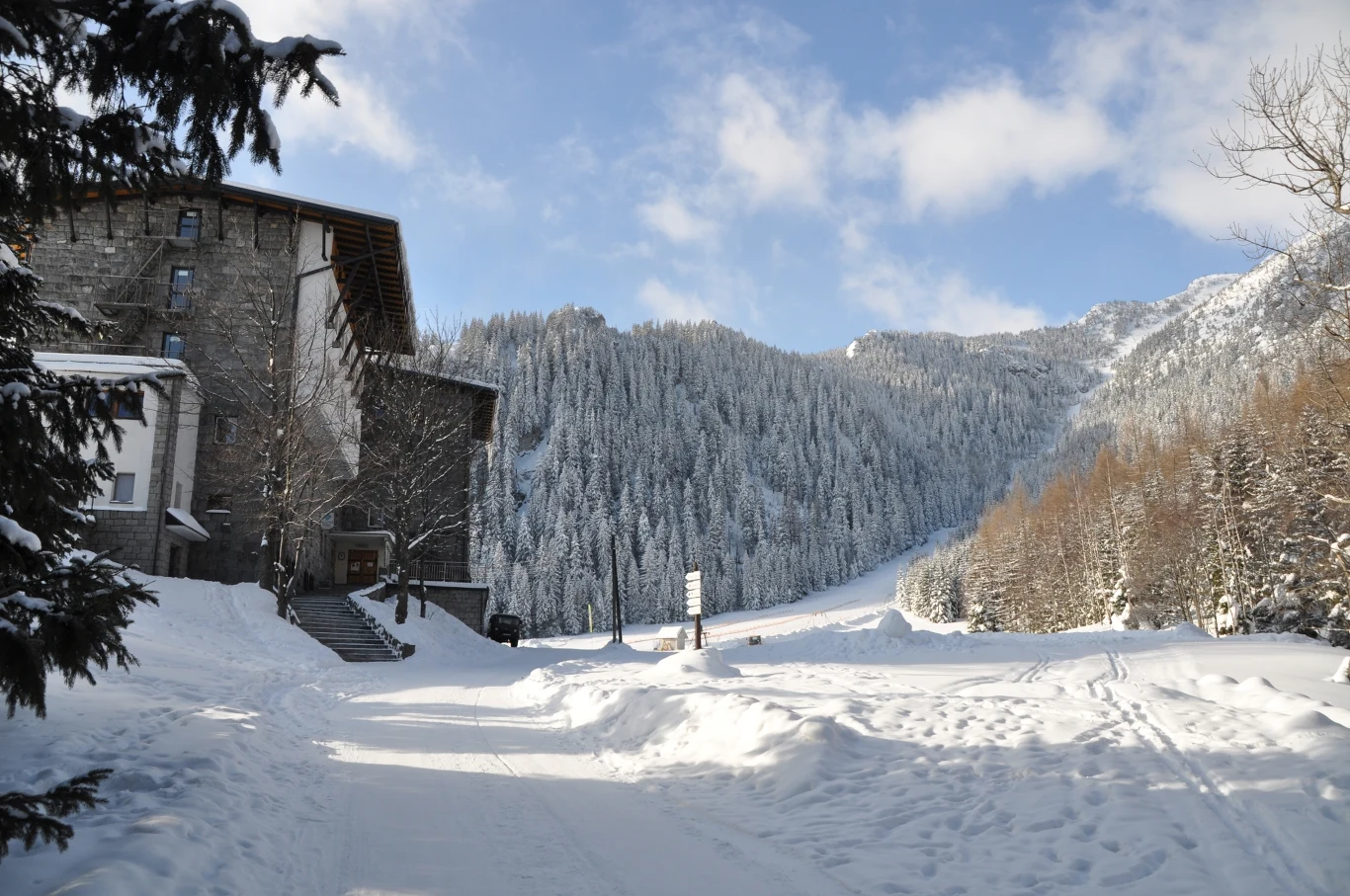Gdzie pójść w Tatry zimą, żeby było bezpiecznie i malowniczo? Kalatówki są świetnym wyborem. 