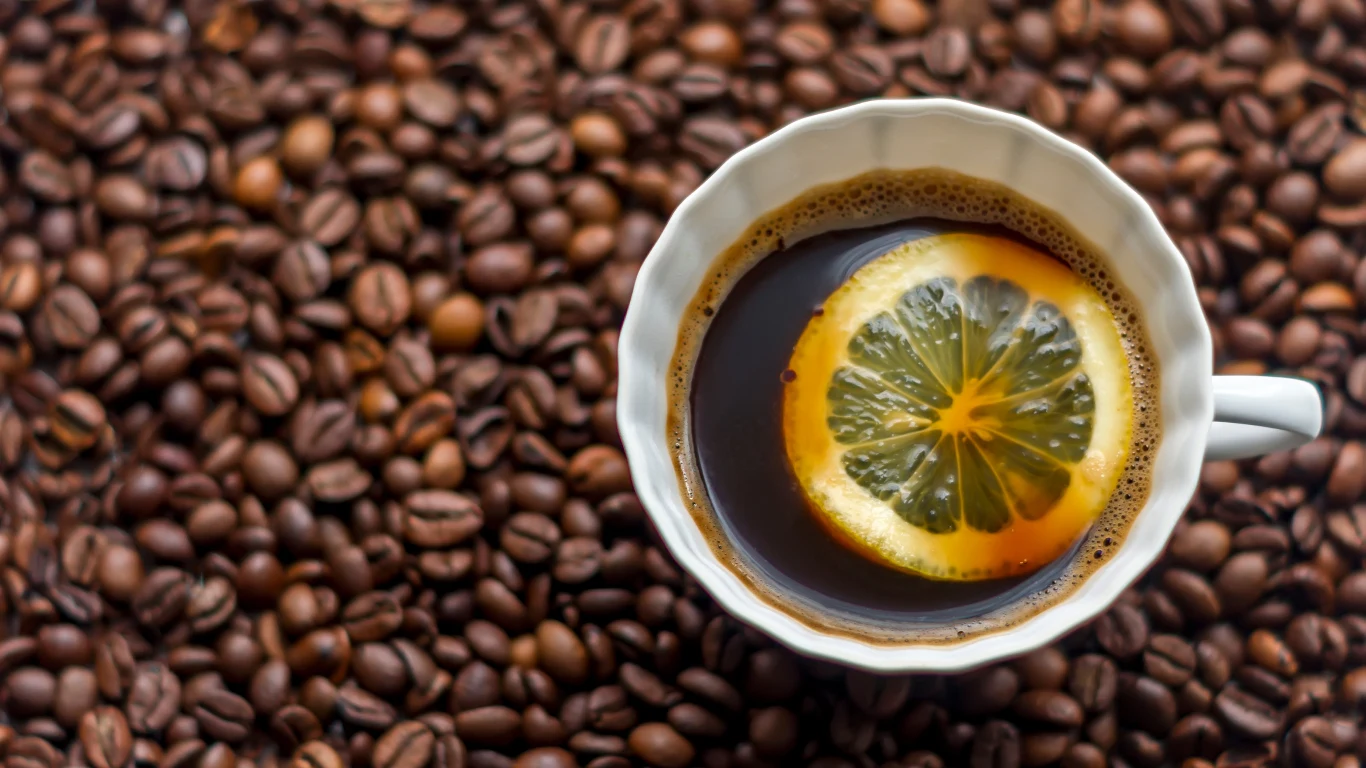 Zarówno kawa, jak i cytryna są bogate w antyoksydanty – związki, które chronią organizm przed stresem oksydacyjnym