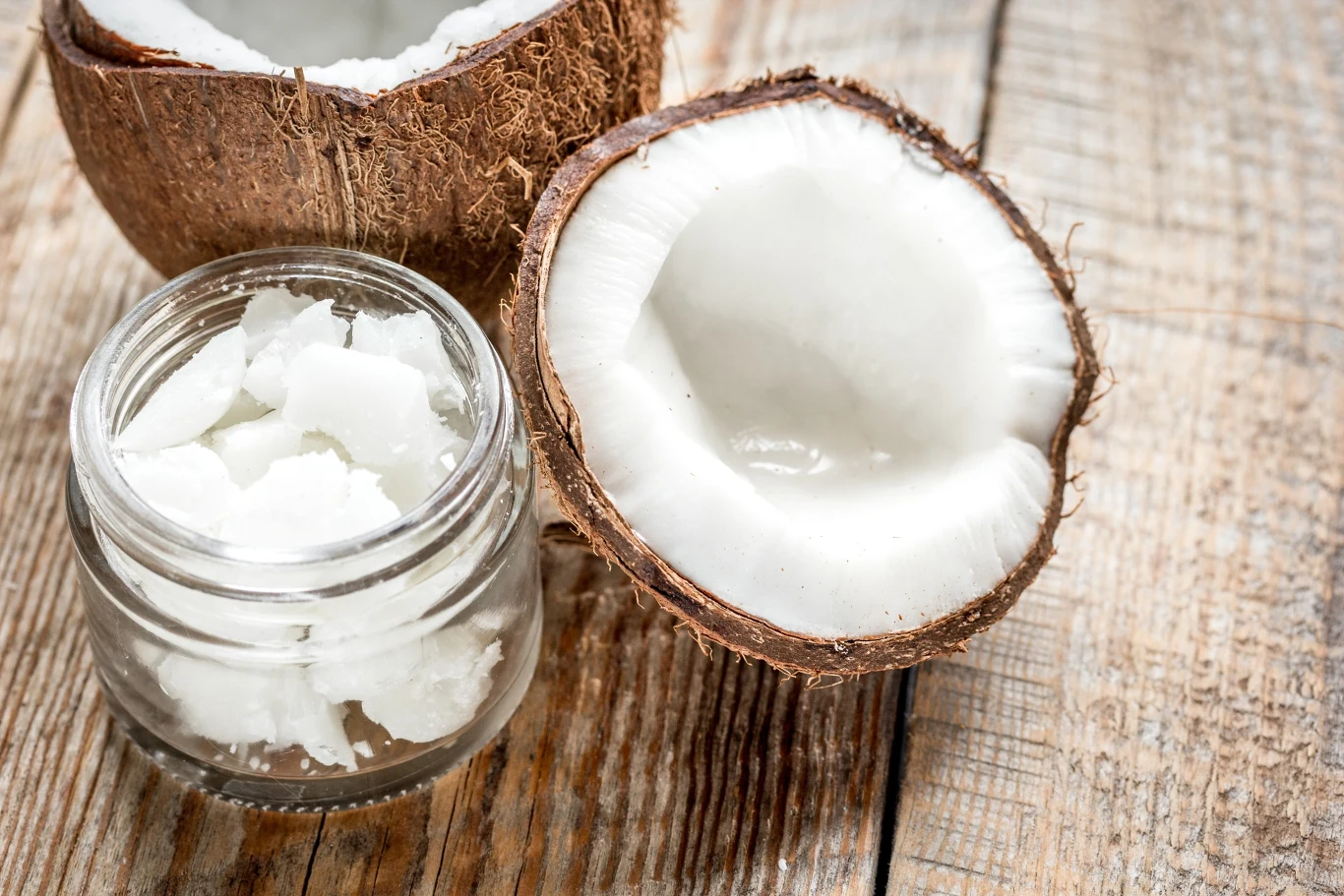 Łyżka oleju kokosowego wpływa na smak i właściwości kawy Łyżka oleju kokosowego wpływa na smak i właściwości kawy