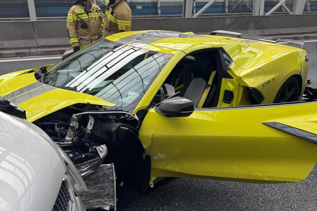 Chevrolet Corvette R Edition rozbity na trasie Toruńskiej / Fot: Wojewódzka Stacja Pogotowia Ratunkowego "Meditrans" w Warszawie / Facebook