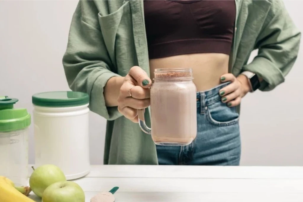 Białko w proszku z powodzeniem można dodać do ulubionego koktajlu lub smoothie Białko w proszku z powodzeniem można dodać do ulubionego koktajlu lub smoothie