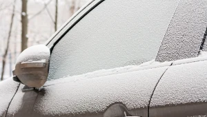 Drzwi w samochodzie znów zamarzły? Tak błyskawicznie rozwiążesz problem