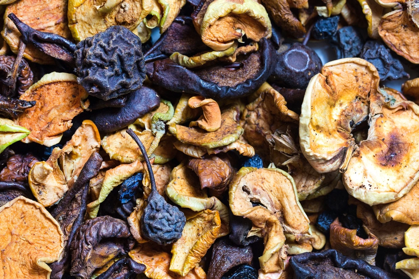 Do kompotu z suszu warto dodać przyprawy takie jak cynamon, gałka muszkatołowa, goździki czy imbir. Należy jedynie uważać na ich ilość