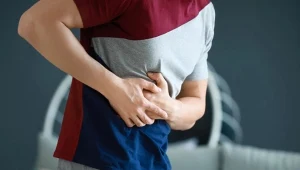 Miejscowy ból po uderzeniu w prawe podżebrze może sugerować poważne problemy z pęcherzykiem żółciowym