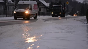 W środę wieczorem oraz w nocy na południu i wschodzie Polski może się zrobić niebezpiecznie ślisko na drogach i chodnikach. Z tego powodu wydano alerty IMGW pierwszego stopnia w 10 województwach