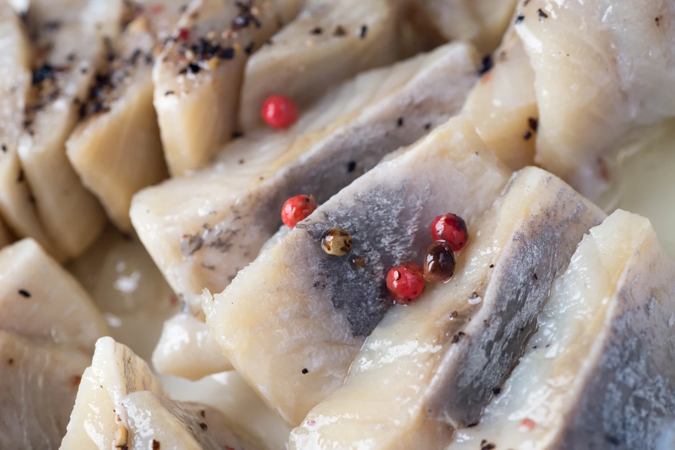 W śledziach sprzedawanych przez niemiecką sieć wykryto bakterie. To doprowadziło do upadłości firmy. GIS informuje o wykryciu bakterii Listeria monocytogenes w określonej poniżej partii śledzia z porem / zdjęcie ilustracyjne