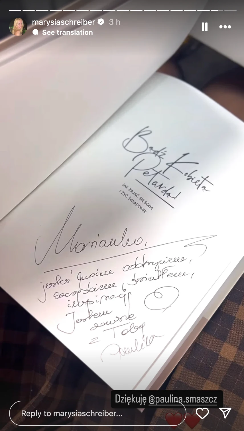 Paulina Smaszcz podarowała Mariannie Schreiber swoją książkę