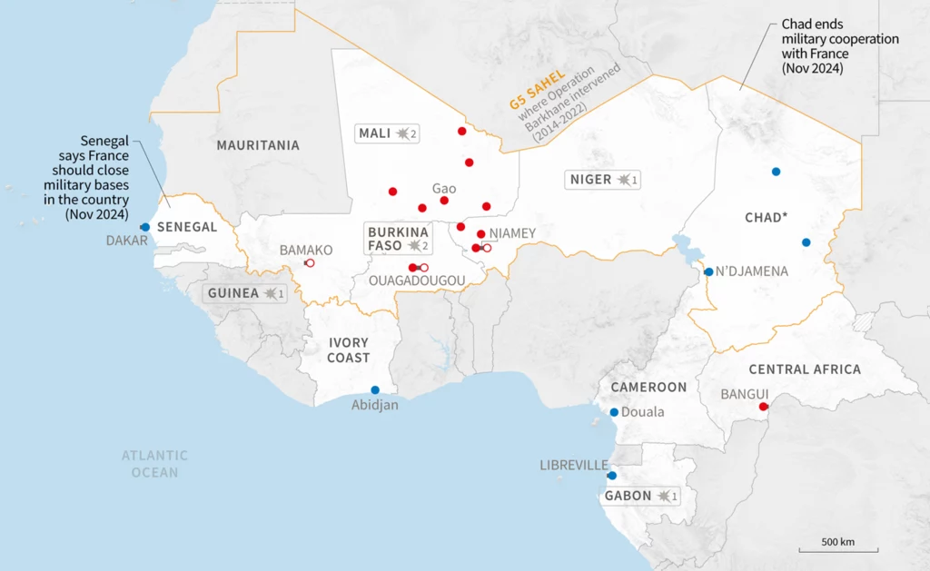 Sahel i mapa obecności wojskowej. Czerwone punkty wskazują miejsca, skąd francuskie wojska zostały wycofane. Według ostatnich zapowiedzi Paryż straci również niebieskie punkty w Senegalu i Czadzie